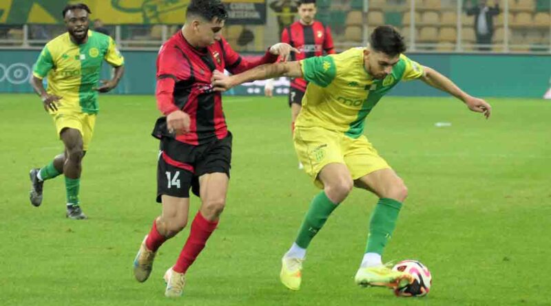 الدوري الجزائري – صور فوز ثمين لاتحاد الجزائر على شبيبة القبائل في تيزي وزو (2-1)